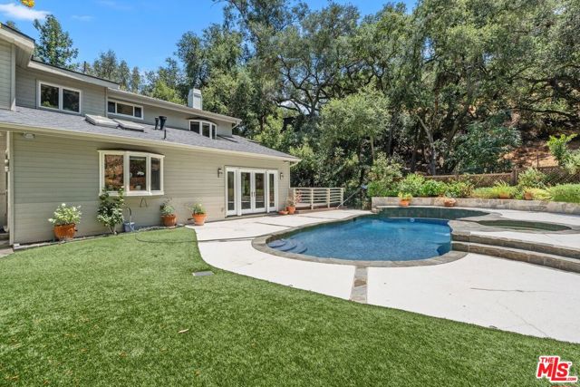 24753 Mulholland Highway, Calabasas CA: https://media.crmls.org/mediaz/bcab1d18-4fdd-4cd7-9b10-5a2fa9408c18.jpg