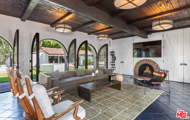 820 N Roxbury Drive, Beverly Hills CA: https://media.crmls.org/mediaz/bcab380b-3795-477e-ad49-f994c06bca5c.jpg