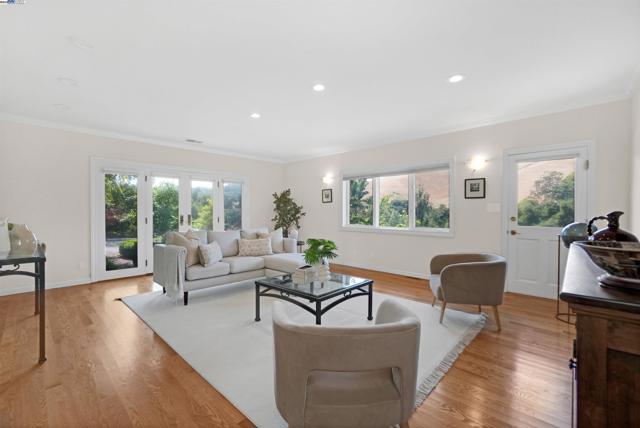 8700 Oak Tree Ln, Castro Valley CA: https://media.crmls.org/mediaz/bcab59a4-7f5f-4743-998e-2c7b7f837d44.jpg
