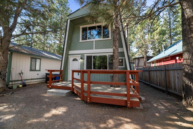 2063 10th Lane, Big Bear CA: https://media.crmls.org/mediaz/bcabfb44-1c6f-49e5-99db-14c341a18b5e.jpg