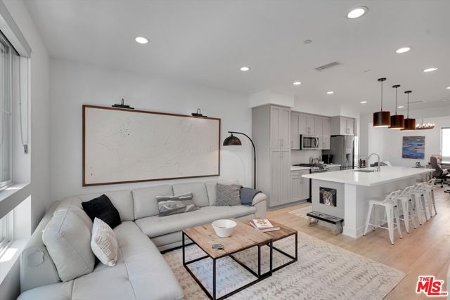 2927 Exposition Place, Los Angeles CA: https://media.crmls.org/mediaz/bcad31e9-2ad0-405a-83e3-d83a9f09cb92.jpg