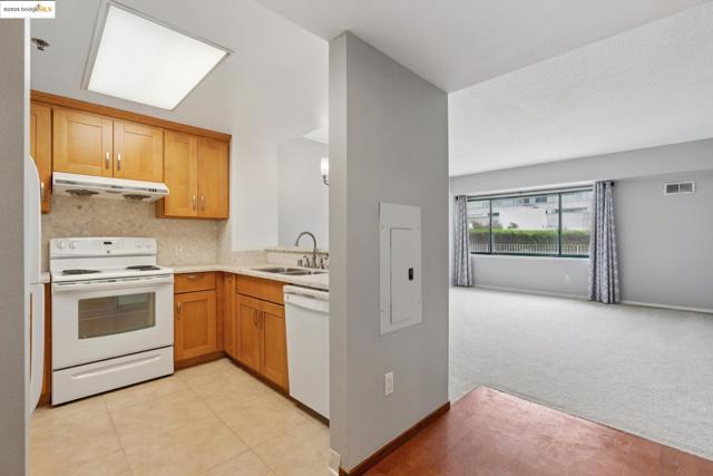 988 Franklin, Oakland CA: https://media.crmls.org/mediaz/bcad564f-e2c3-4766-9502-29edca16516e.jpg