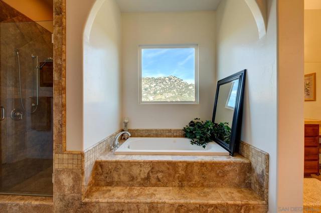 16677 Falcon Heights Rd, Ramona CA: https://media.crmls.org/mediaz/bcad5883-da42-464b-96e0-4f14f340678a.jpg