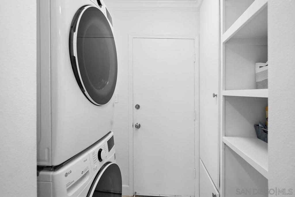 https://media.crmls.org/mediaz/bcadabb7-64e2-4898-8f1b-866e7e7a7696.jpg?preset=X-Large