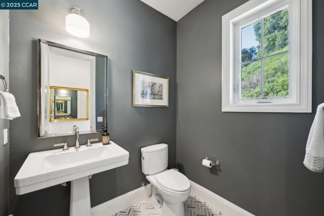 1204 Glen Rd, Lafayette CA: https://media.crmls.org/mediaz/bcadbe72-b0f4-44ca-bd69-1d9acfc1fbf0.jpg