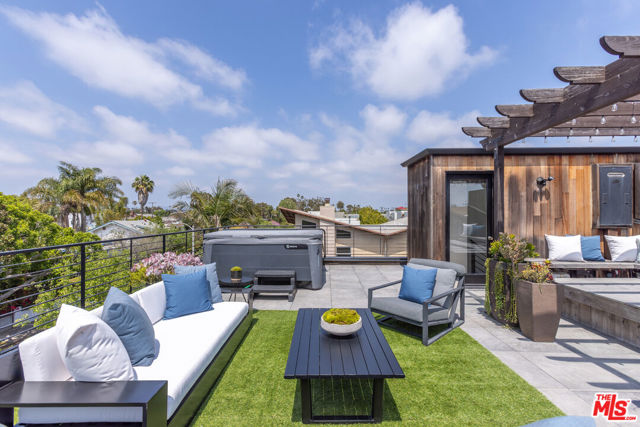 520 Broadway Street, Venice CA: https://media.crmls.org/mediaz/bcadcc81-2334-4547-a0f6-67a4e0ed5ccf.jpg