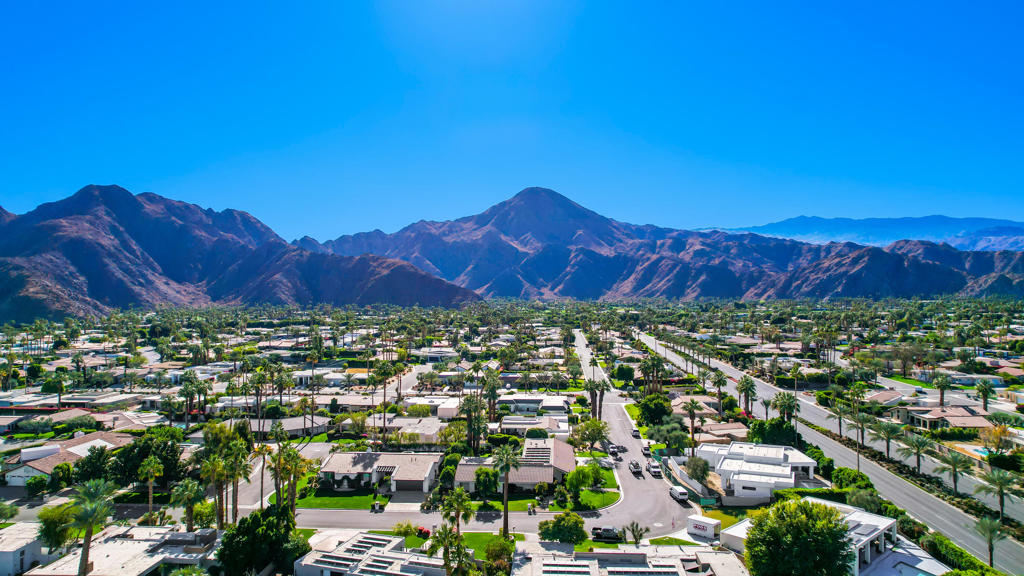 https://media.crmls.org/mediaz/bcae3a40-b472-41a4-86fb-c7e7b7335563.jpg?preset=X-Large