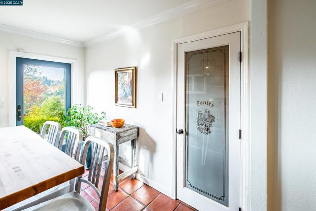 1085 Oak Hill Road #D, Lafayette CA: https://media.crmls.org/mediaz/bcafd901-1c9f-465f-9c7e-677212de40cc.jpg