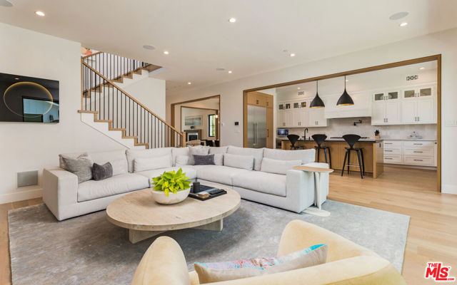4253 Costello Avenue, Sherman Oaks CA: https://media.crmls.org/mediaz/bcb13d90-1949-4e4e-b163-11c4a2837094.jpg