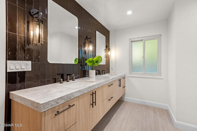 31652 Blue Meadow Lane, Westlake Village CA: https://media.crmls.org/mediaz/bcb34d26-44a9-4cc6-951f-591c188a2033.jpg