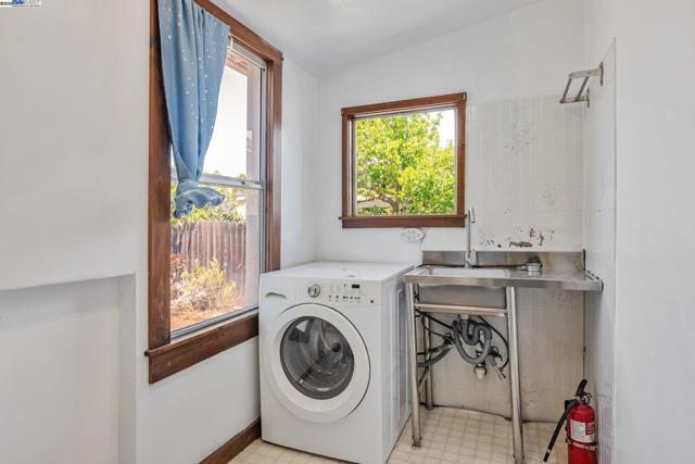 6831 Dairy Ave, Newark CA: https://media.crmls.org/mediaz/bcb3660f-cd53-41e3-8bb8-c75542ffc911.jpg