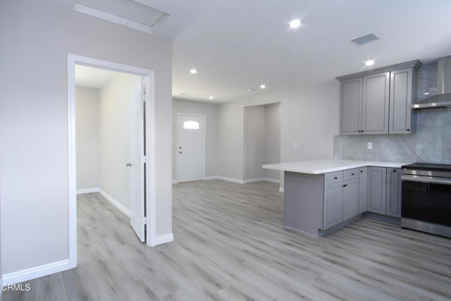 Detail Gallery Image 3 of 10 For 123 S Juanita Ave, Oxnard,  CA 93030 - 3 Beds | 3 Baths