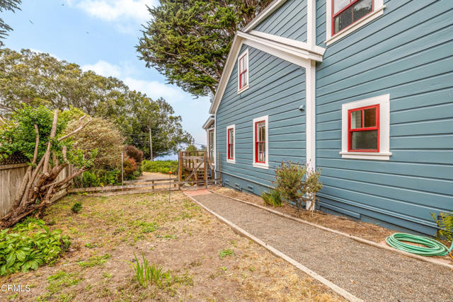 3781 N Highway 1, Albion CA: https://media.crmls.org/mediaz/bcb55c55-54d3-4b4a-a409-7d277c032d0f.jpg
