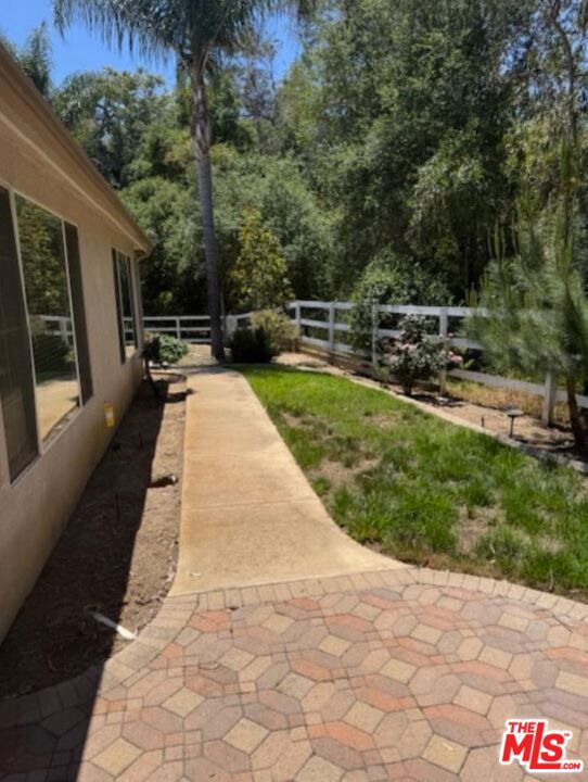 1808 Fallbrook Oaks Court, Fallbrook CA: https://media.crmls.org/mediaz/bcb611f0-85c3-4f23-99b5-59c4fe9a63fd.jpg
