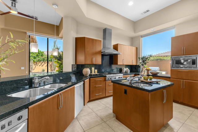 50050 Camino Privado, La Quinta CA: https://media.crmls.org/mediaz/bcb6fcff-3f70-4062-bfa0-eadf3510b6b8.jpg