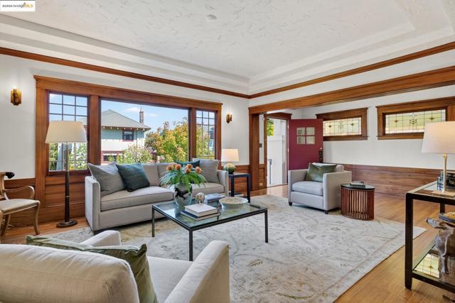 541 Boulevard Way, Piedmont CA: https://media.crmls.org/mediaz/bcb70324-2f14-4ee2-af80-4acd311a6e1f.jpg
