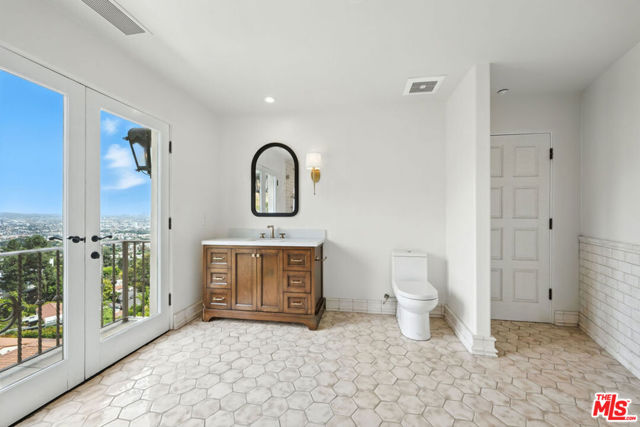 1675 Woods Drive, Los Angeles CA: https://media.crmls.org/mediaz/bcb71a89-6963-4aa4-9c39-80872a2be8c8.jpg