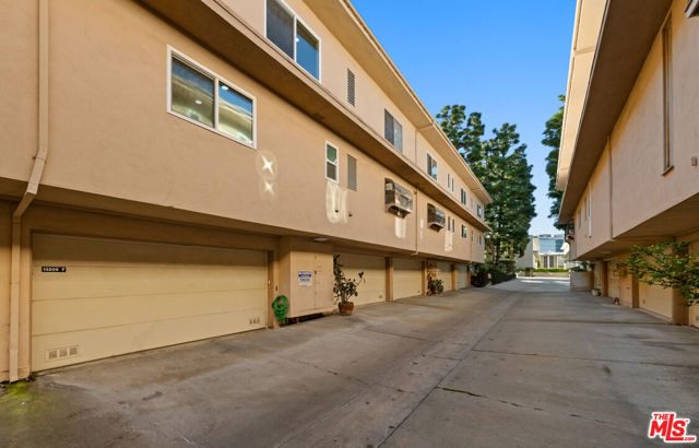 13206 Admiral Avenue, Marina del Rey CA: https://media.crmls.org/mediaz/bcb7458e-b955-4bca-9e88-2d3ffb5ba7a3.jpg