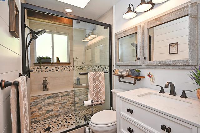 5295 Winifred Dr, Castro Valley CA: https://media.crmls.org/mediaz/bcb862bb-2ba3-4275-84d3-8352923f95af.jpg