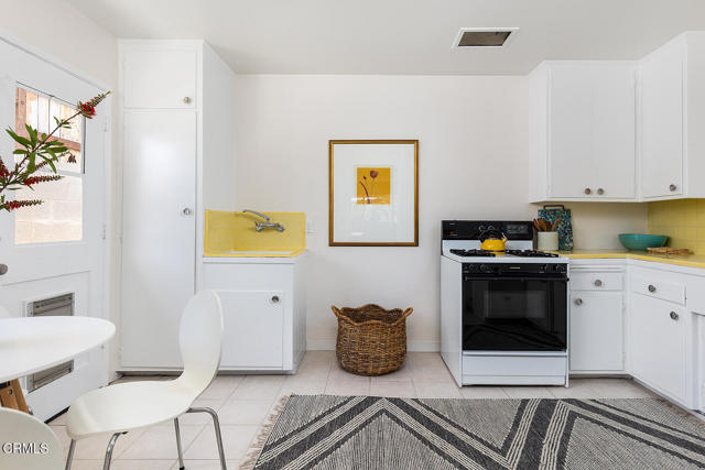 Detail Gallery Image 13 of 29 For 3663 Roderick Rd, Los Angeles,  CA 90065 - 3 Beds | 2 Baths