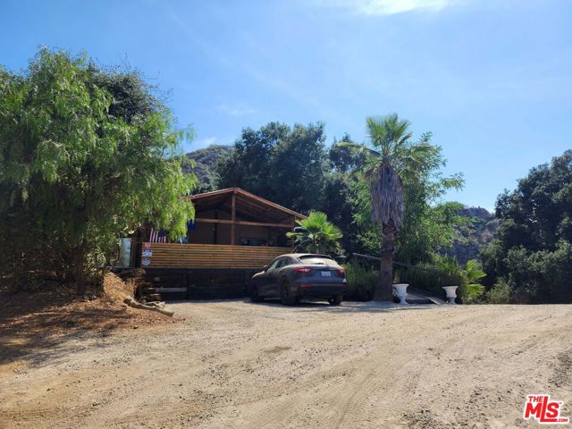 118 W Carlisle Road, Westlake Village CA: https://media.crmls.org/mediaz/bcb8ce7e-5f9c-492d-a1d3-691db0bac252.jpg