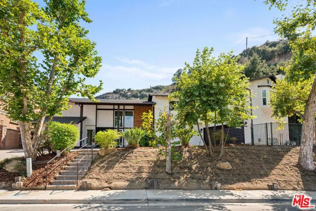 3831 Saint Johnswood Drive, Woodland Hills CA: https://media.crmls.org/mediaz/bcb9a16e-e217-4f89-931f-92d2ebf1bfec.jpg