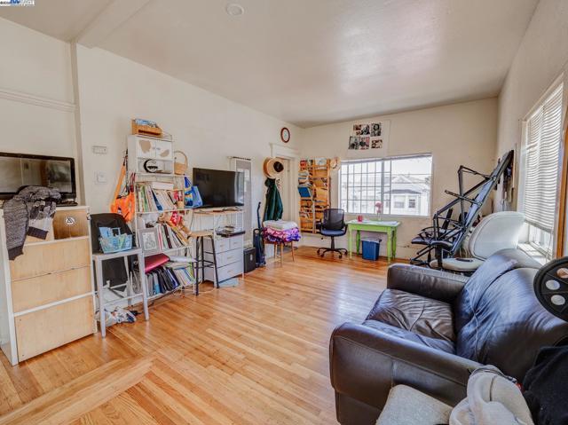 1437 25Th Ave, Oakland CA: https://media.crmls.org/mediaz/bcbae9c1-0b58-49b1-9fb2-562c4bd43077.jpg