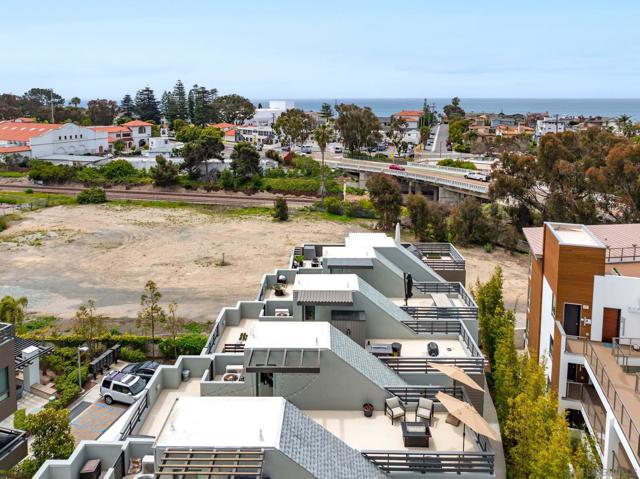 2511 State St, Carlsbad CA: https://media.crmls.org/mediaz/bcbb3cc9-7ce2-4157-9316-1f2c0a190b8c.jpg