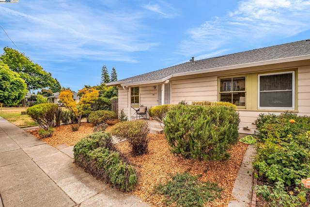 1811 3rd St, Alameda CA: https://media.crmls.org/mediaz/bcbbbce7-2ab9-48b3-9e5e-2e4372ebef2b.jpg
