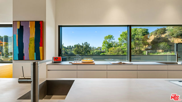 2341 Gloaming Way, Beverly Hills CA: https://media.crmls.org/mediaz/bcbc343d-aee8-406a-bbf6-bdc26f753792.jpg