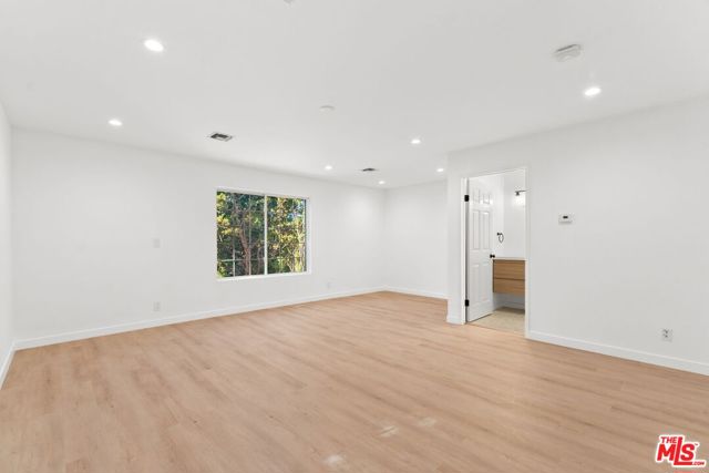 4800 Topeka Drive, Tarzana CA: https://media.crmls.org/mediaz/bcbcc396-d332-4d78-a39c-d2a581bfcaa9.jpg