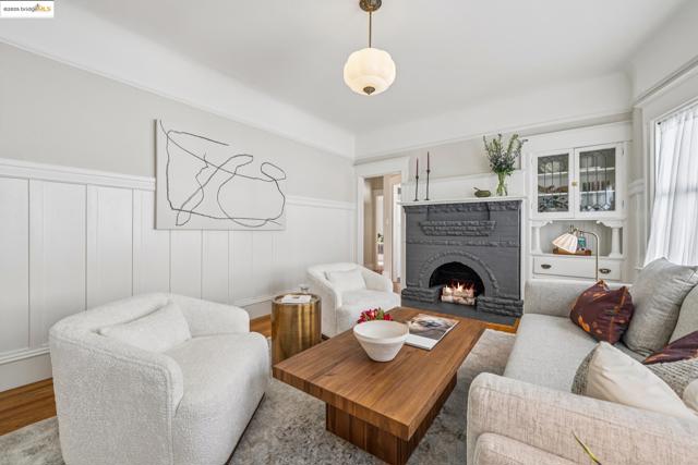 478 43rd St, Oakland CA: https://media.crmls.org/mediaz/bcbda1d1-9bf3-4ff6-9eff-f1b23a91e9d8.jpg