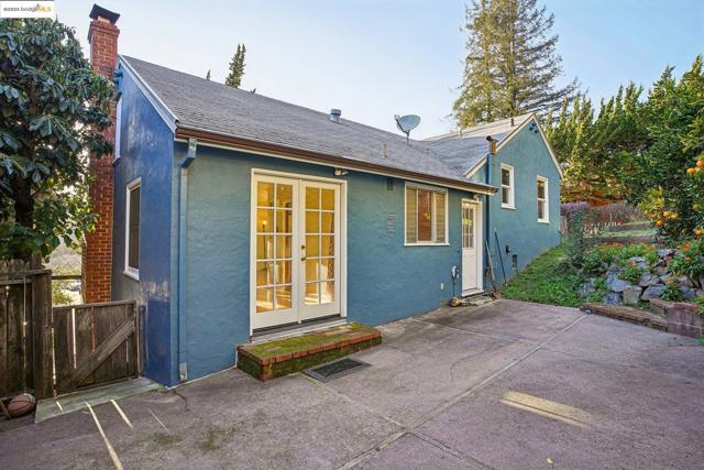 6576 Lucas AVE, Oakland CA: https://media.crmls.org/mediaz/bcbfb9b7-8d2e-4555-9f07-4a0c23daef93.jpg