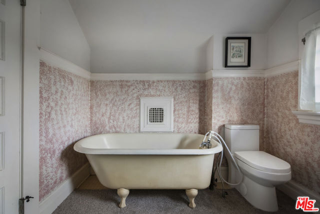 2102 W 24th Street, Los Angeles CA: https://media.crmls.org/mediaz/bcc00822-b4f3-4a87-a4e6-6e07d754e250.jpg
