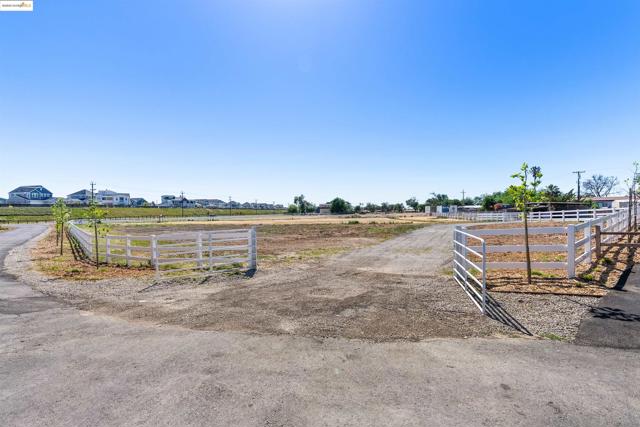 3393 Gateway Rd, Bethel Island CA: https://media.crmls.org/mediaz/bcc0d4d8-8570-4974-a4fe-c65feffd7ee3.jpg