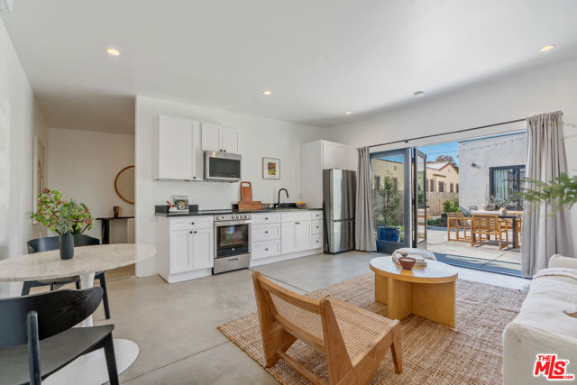 1280 S Sycamore Avenue, Los Angeles CA: https://media.crmls.org/mediaz/bcc0f87b-ed2e-4662-843c-5730a29d74e1.jpg