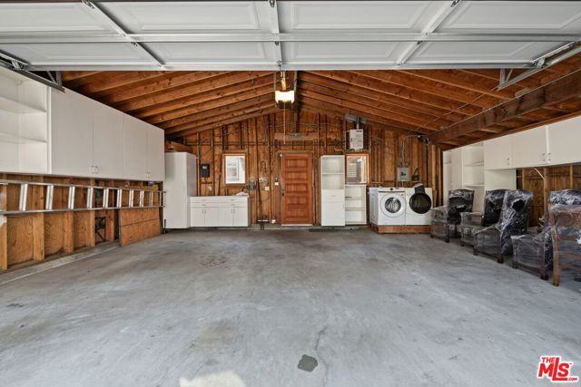 21 Park Avenue, Venice CA: https://media.crmls.org/mediaz/bcc11a75-302c-4fa5-ad83-7235031418ca.jpg
