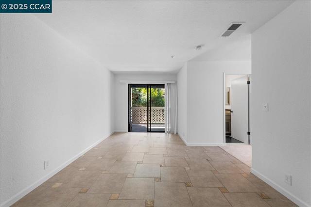 219 Sea Crest Cir, Vallejo CA: https://media.crmls.org/mediaz/bcc1c7b2-5fac-4b4a-b43f-40d0db6d9792.jpg