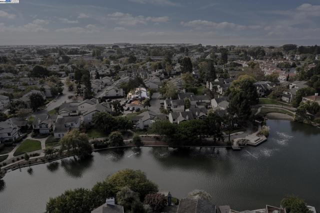 101 Carob Ln, Alameda CA: https://media.crmls.org/mediaz/bcc25c1f-6f2c-4126-a686-486bd7837ea7.jpg