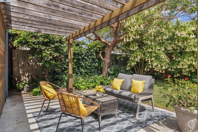 1827 Moreland Dr, Alameda CA: https://media.crmls.org/mediaz/bcc303ce-3335-41b1-b39d-3bbc226e831d.jpg