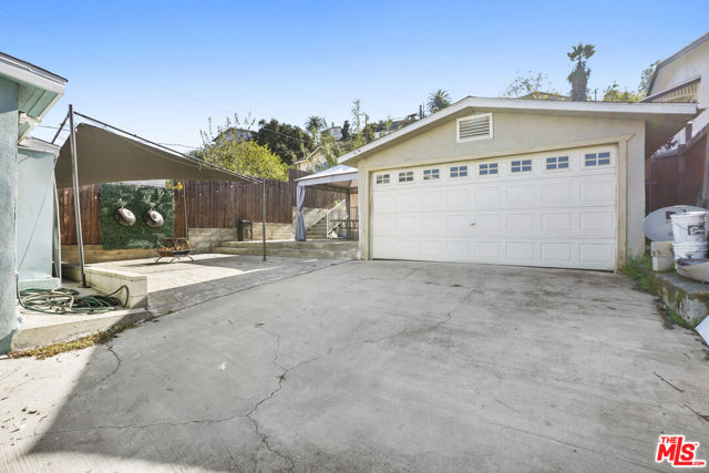3852 Woolwine Drive, Los Angeles CA: https://media.crmls.org/mediaz/bcc448d7-4211-457b-8b51-a44c74bbfb59.jpg