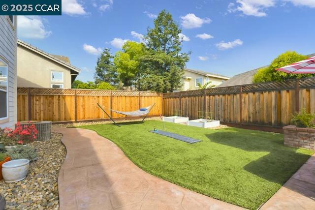 755 Boltzen St, Brentwood CA: https://media.crmls.org/mediaz/bcc4bedb-60c9-4f29-8bfd-f237cc0bd670.jpg