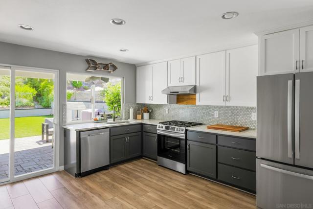 22642 Via Santiago, Mission Viejo CA: https://media.crmls.org/mediaz/bcc5bb38-6c5f-4d4b-bedf-46a3f547087a.jpg