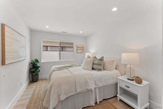 5576 Chelsea Ave, La Jolla CA: https://media.crmls.org/mediaz/bcc63305-b4f0-4cd5-974c-0d515b2e3548.jpg