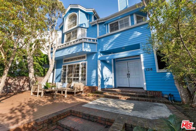 134 Roma Court, Marina del Rey CA: https://media.crmls.org/mediaz/bcc678c6-ee72-4dfa-a6e7-d3083ea40752.jpg