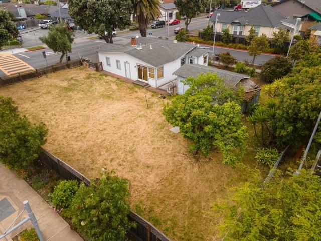 895 Main Street, Half Moon Bay CA: https://media.crmls.org/mediaz/bcc8861f-0ec3-4da7-81c8-32ba1df5a329.jpg