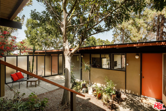 2 Seahurst Road, Rolling Hills Estates CA: https://media.crmls.org/mediaz/bcc94b21-7e50-4448-a32f-1314655c32bc.jpg