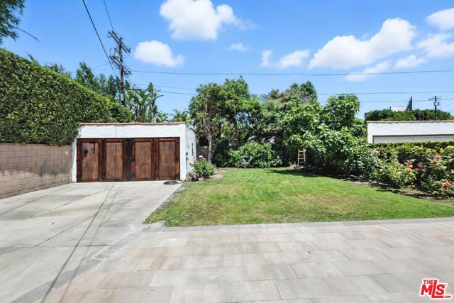 330 N La Jolla Avenue, Los Angeles CA: https://media.crmls.org/mediaz/bcca0af3-3f07-48e7-82f4-c6465b4bd5d9.jpg