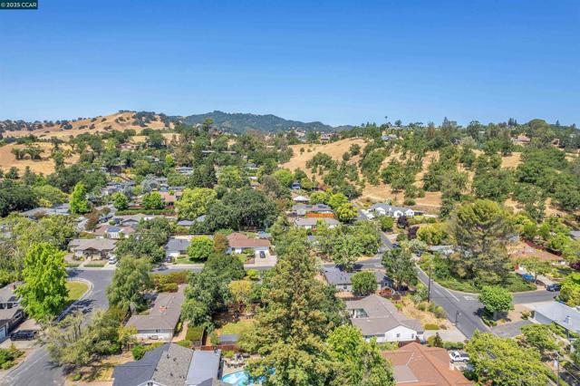 448 Cumberland Dr, Pleasant Hill CA: https://media.crmls.org/mediaz/bcca9bd0-e7f7-43ab-9e9e-6e8f64e91839.jpg