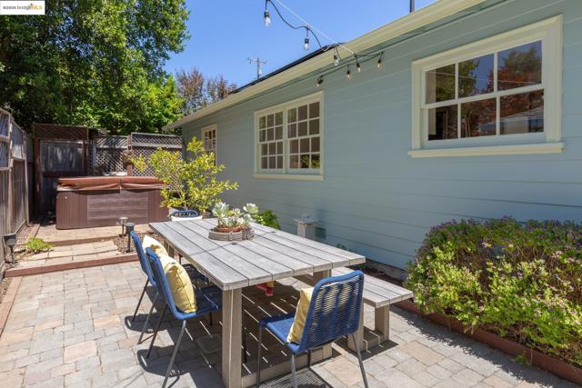 298 Grizzly Peak Blvd, Kensington CA: https://media.crmls.org/mediaz/bccab8ed-10c1-4a9b-9a43-f6b4dcff2f04.jpg
